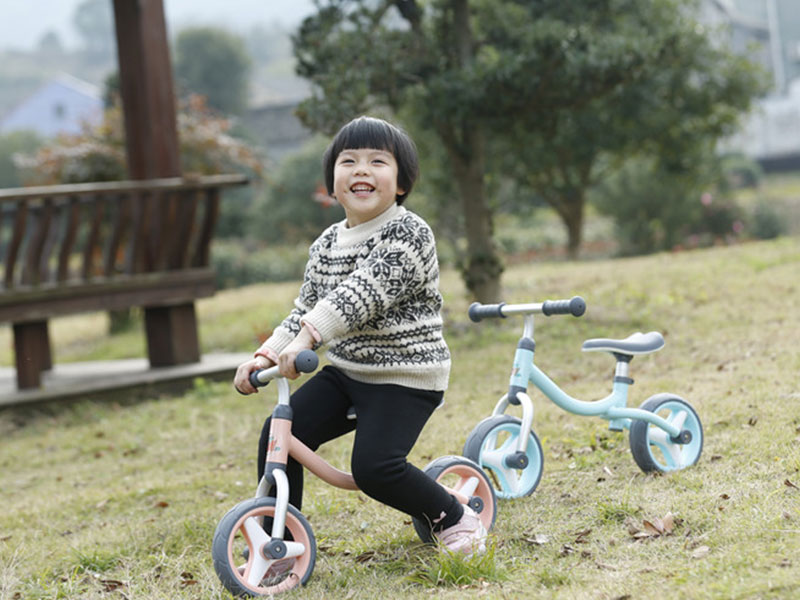 両親はいつキッズバランスバイクを教えますか？どのくらいの練習が良いですか？